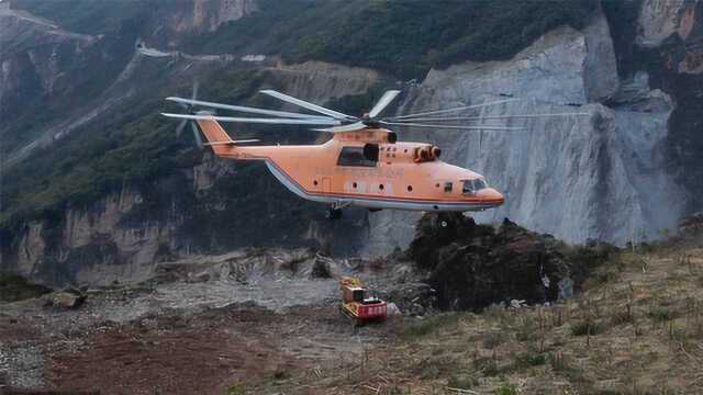 四川凉山“悬崖村”修路,世界最大直升机,运挖机助力!