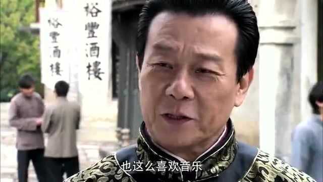 小杰真是人小鬼大,杨师傅唱歌走调,他主动拿口琴伴奏,逗师傅开心