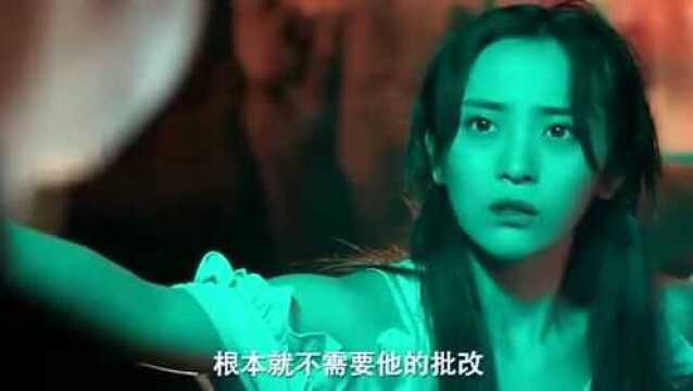 美女好可怜,被绑在架子上