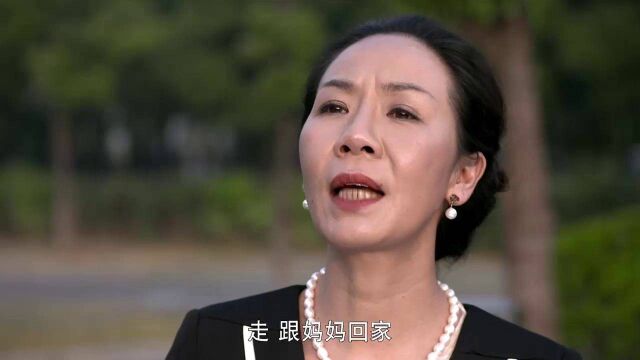 小伙担心美女给她打电话,她听后喜笑颜开,可是2人一点都不登对