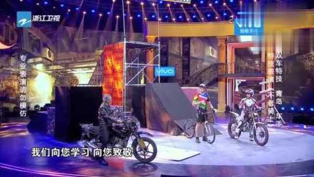 帅气小伙上演双车特技,剧情表演《不老骑士》,看得人热血沸腾