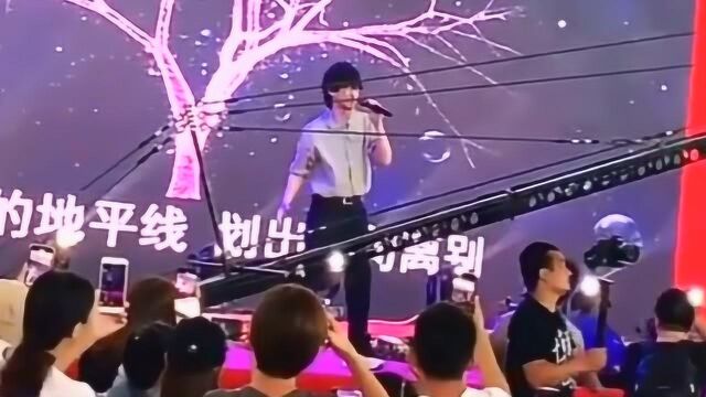 小刚深情演唱《黄昏》,一开嗓就被震撼了,非常好听