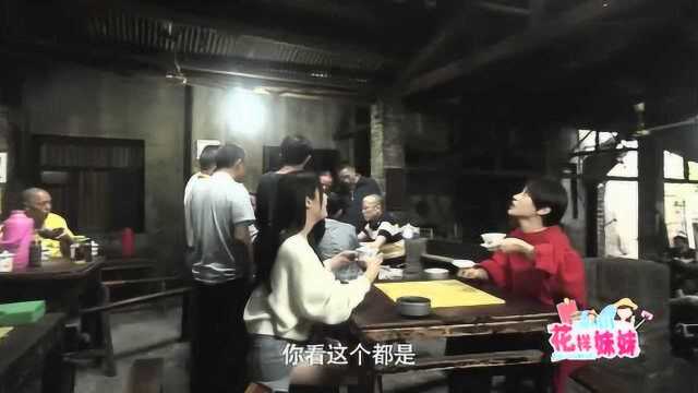 李钊称茶馆接地气,两人脸上洋溢着幸福