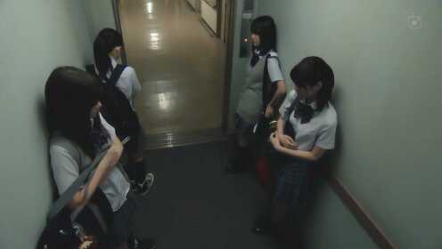 四个女孩在医院坐电梯，明明很宽敞，可她们却感觉拥挤