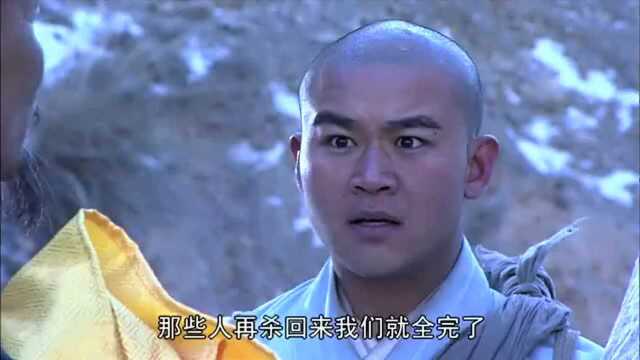 四师兄看着昏迷不醒的风流公子,决定背着他回到少林寺