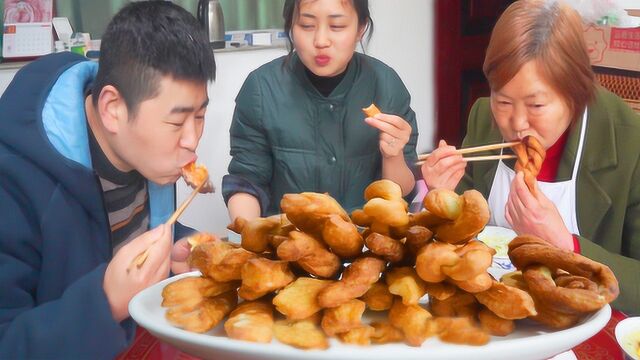 婆媳搭档做早餐,油条煎蛋炒青菜,超小厨大碗稀饭配煎蛋,够营养