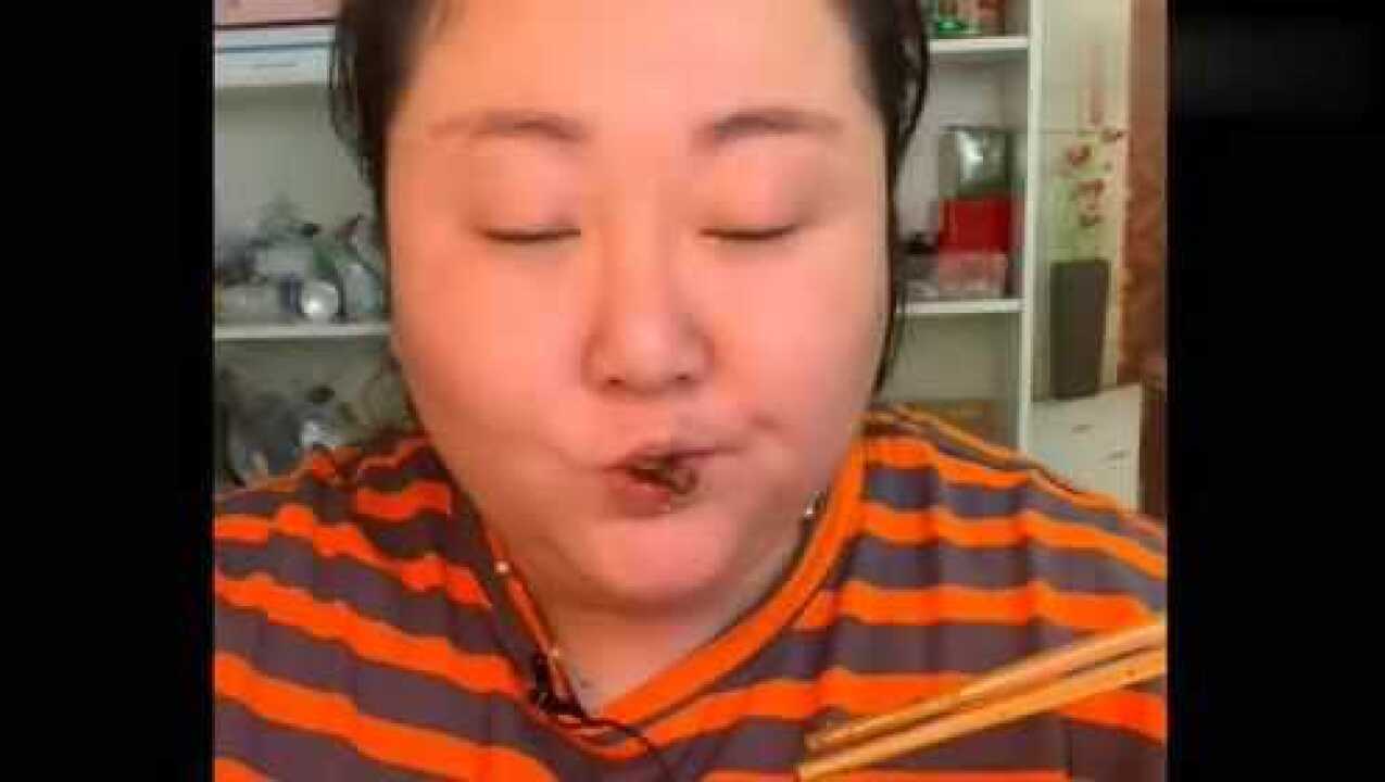 北京胖姐直播吃无骨鸡爪吃相真馋人满满的食欲