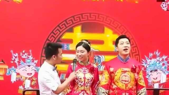 婚礼现场,新娘的名字引起司仪的注意,看得出新娘名字很气派!