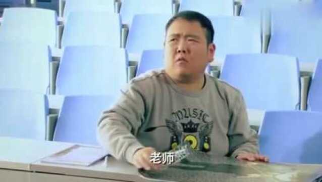 学生为了不挂科,在宿舍挂柯南的海报,一菲你挂科比都不行!