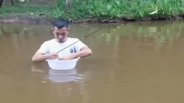 大哥为了吃鱼简直把生命当儿戏,水都快淹到肩膀了,他竟然站在里面钓鱼!