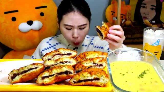 韩国美女Mukbang厉害,桌上摆了超多的食物,还有大盆酱汁