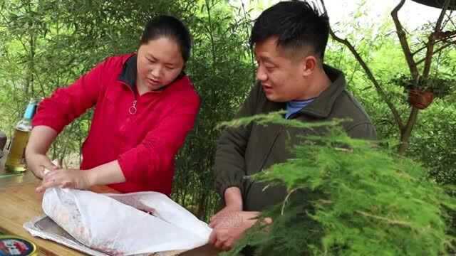 胖妹馋烤鱼,5斤湄公鱼纸包着烤,酱香十足啊