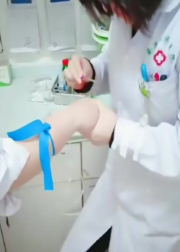 哈哈！你也有今天，护士也怕打针，那尖叫的魔声逗死我了