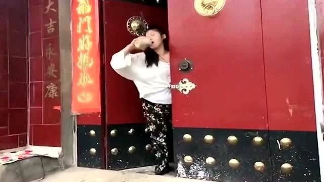 河南美女会武术谁也挡不住,一套醉拳耍得虎虎生风,是我惹不起的人!