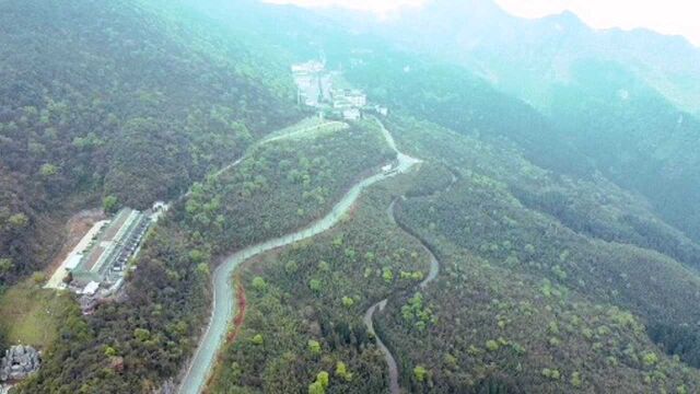 四川广安,航拍华蓥山AAAA级旅游景区,穿过云层感受大山宏伟壮阔