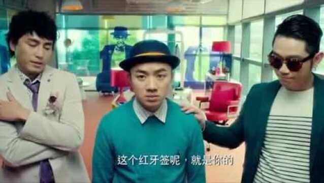 男子的业绩最低,公司居然弄一个这样的惩罚