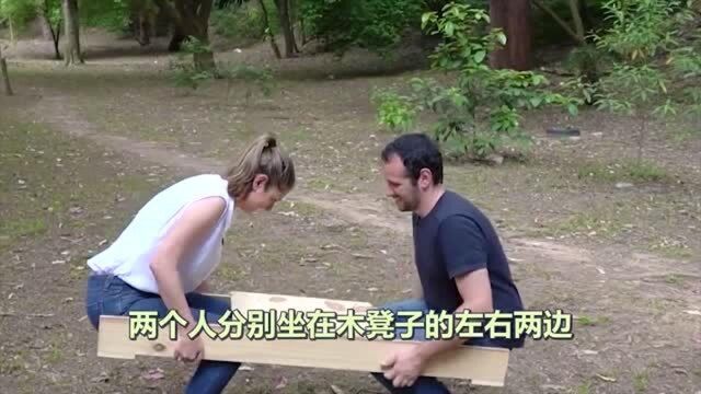 老外打造“没有脚的凳子”,两个人坐才不会倒,原理竟如此简单!