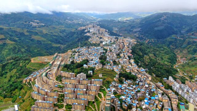 云南绿春县,一座建在山顶上的县城,两边是深山峡谷,太危险了