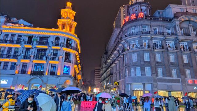 雨夜的江汉路步行街光彩夺目