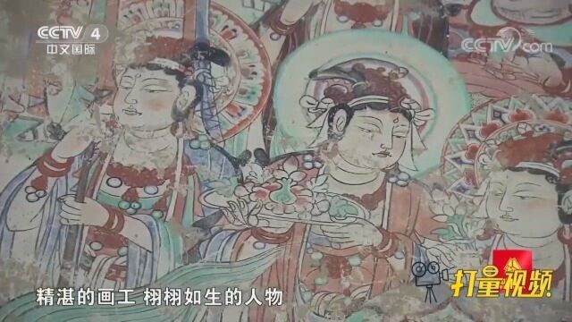 中国四大石窟之一莫高窟,窟中墙壁两边的壁画栩栩如生