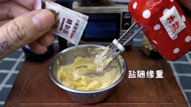 使用迷你美食的方式制作滑稽表情饼干,猜猜多久才做好