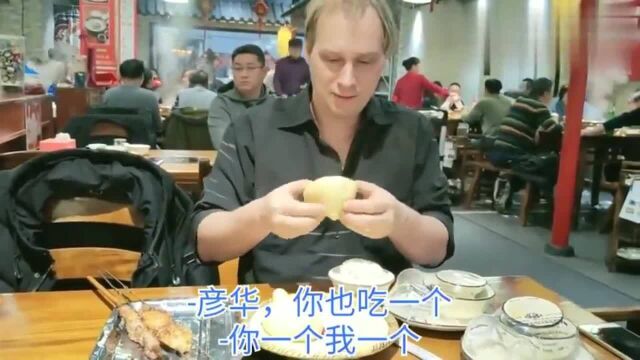 老外在中国:老外吃中国美食视频,外国人吃中国美食,全程埋头苦吃,太香了!