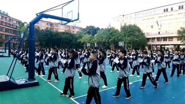 四川成都一学校的大课间,音乐太动感了,难怪学生们跳得投入