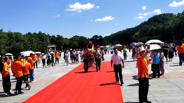 湖南韶山毛主席铜像广场上海绿地集团总经理向毛主席敬献花篮