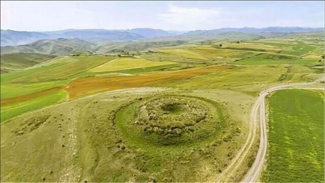 新疆东天山发现诡异石阵,出土欧洲人陶俑,专家:这是塞种人