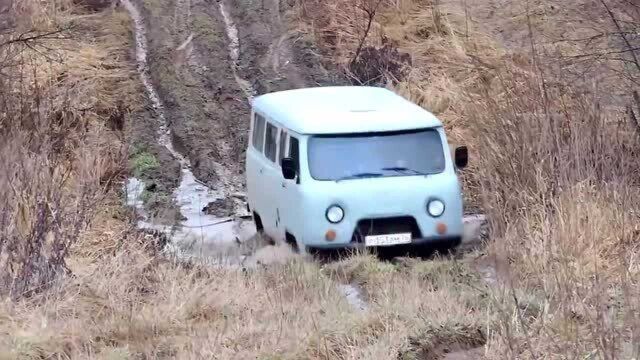 俄罗斯神车“瓦滋旅行者(UAZ452)”在西伯利亚雪地中穿行