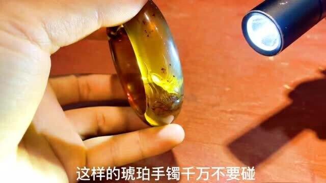 雕刻的琥珀手镯千万不要碰,不然一不小心就会被坑