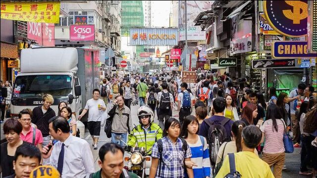 去香港玩,为啥一眼就被认出是大陆人,香港人:这两点暴露了!