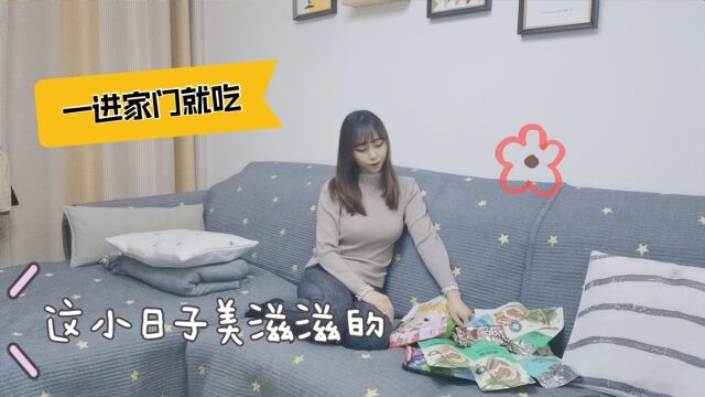 小莹陪小伙加完班,回到家一进屋就开始吃,这小日子美滋滋的