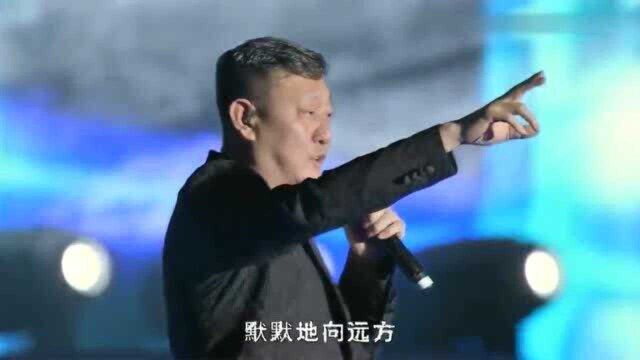 韩磊现场演唱《走四方》,歌声充满力量