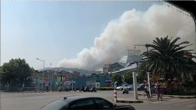 云南曲靖市寥廓山突发山火 现场浓烟滚滚城区抬头可见