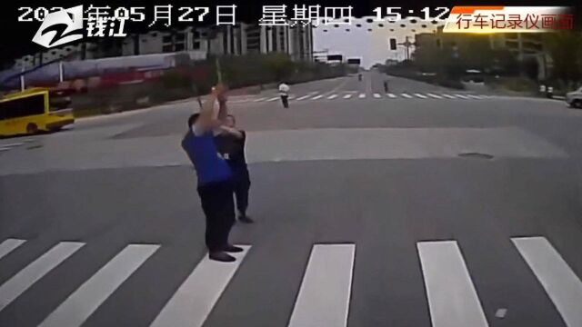 通信电缆掉落,海宁两位“托举哥”坚持20分钟保道路畅通