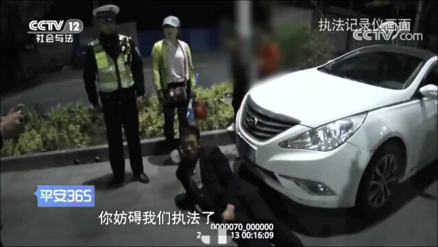 交警要扣车,司机耍无赖,直言:有本事来压我