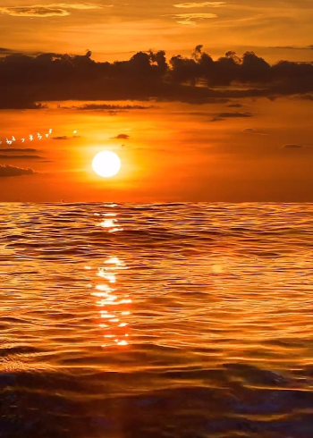 为了呈现这8秒的海上日出美景，凌晨4点钟起床，在海水里泡了40分钟，拍摄不容易，且看且珍惜