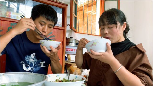 山里捡的野生菌,味道太鲜美了,老婆食欲大增