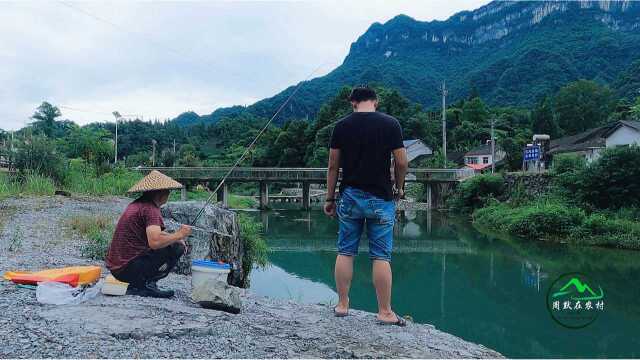 周默河边看人野钓,轻轻松松就是一两斤的马口,忍不住也想上手钓鱼!