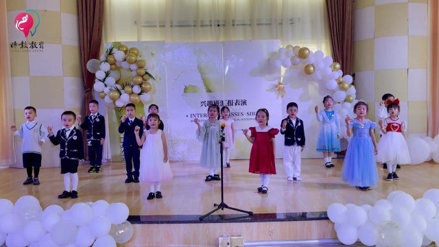 睿博幼儿园呈贡园区蓝光天娇小主持7月汇报演出 