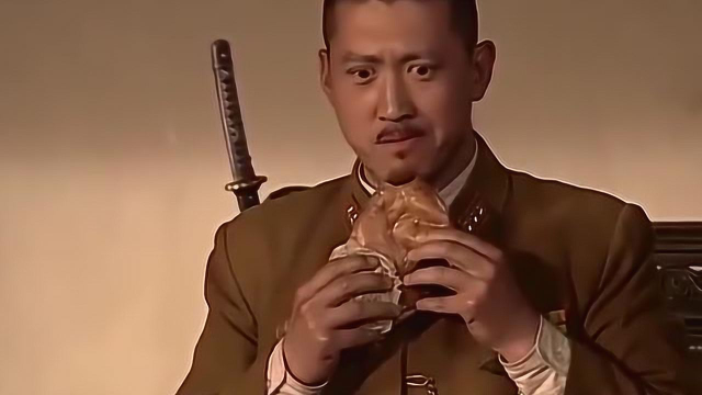这俩小鬼子太逗了,渡边深深的迷上了猪头肉,不愧是猪头小队长