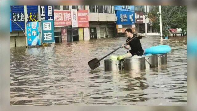 河南新乡群众自制救生筏转移,现场一声加油一个点头回应看哭了