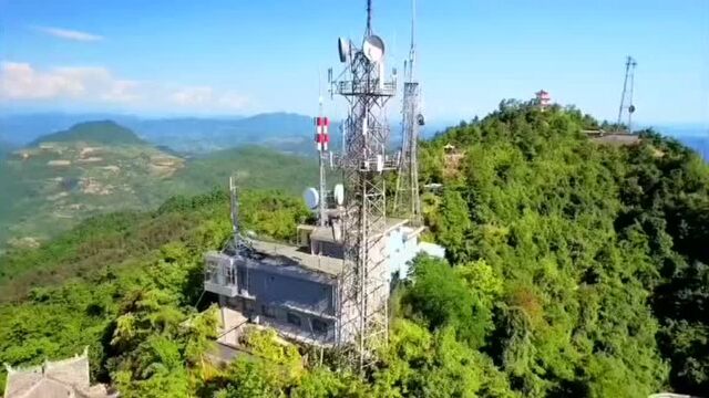 人间仙境【鸡峰山】秦笃:摄影报道 夏访成州过一川,松林曲径露清泉. 瑶池幽境疑无路,嵋峈鸡峰别有天. 绝壁危岩龙洞