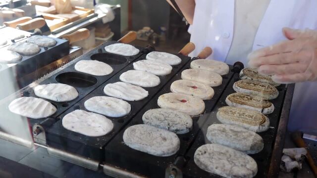 台湾街头小吃小判饼,3名美女娴熟的制作手法,料足量大生意火爆