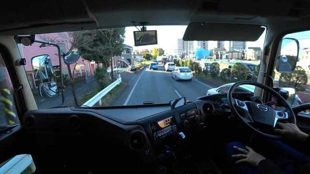 驾驶日野卡车在日本道路上行驶