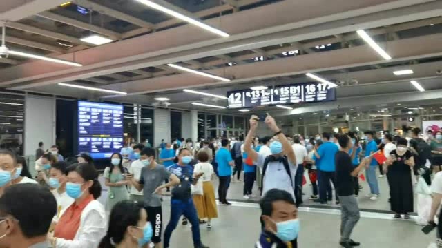 此刻的深圳宝安机场人山人海 | 大河财立方宝安机场直击