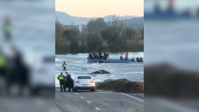 河北平山一辆通勤车涉水倾覆!致3人死亡 公司员工称系临时租赁