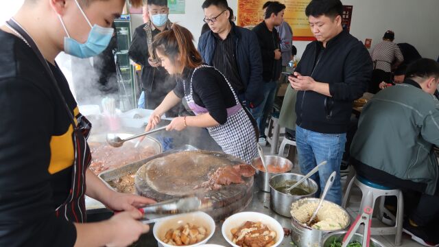 山东90后美女改良卤煮生意好,中午卖200碗,4年开两家店,厉害!