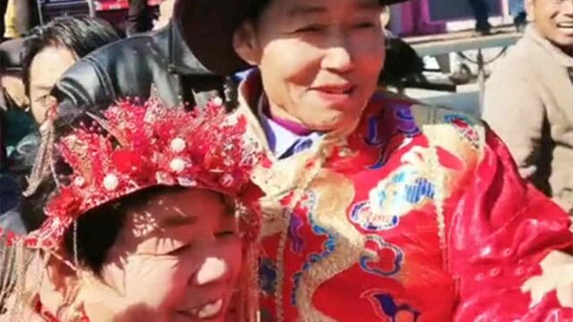 69岁大爷迎娶68岁大娘,骑马抬轿唱大戏,全村乡亲送祝福